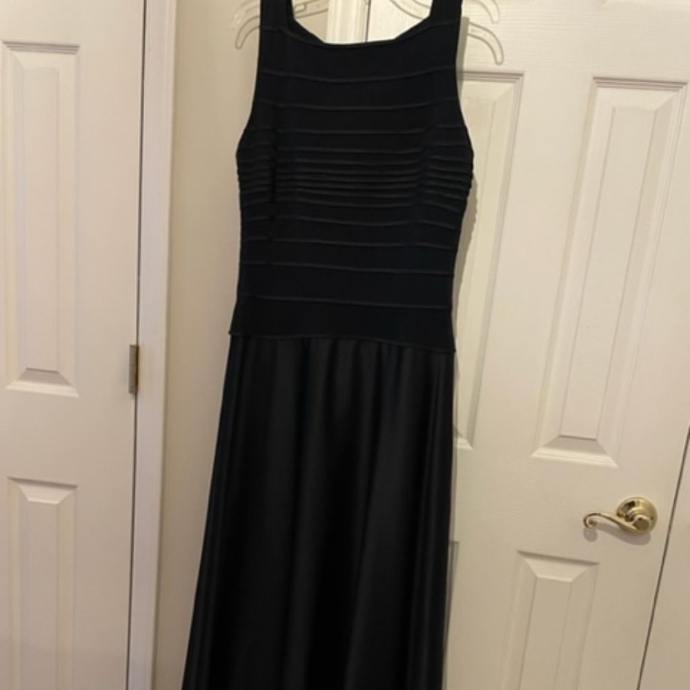 Tadashi long Navy sleeveless evening dress size 12 Pre-owned